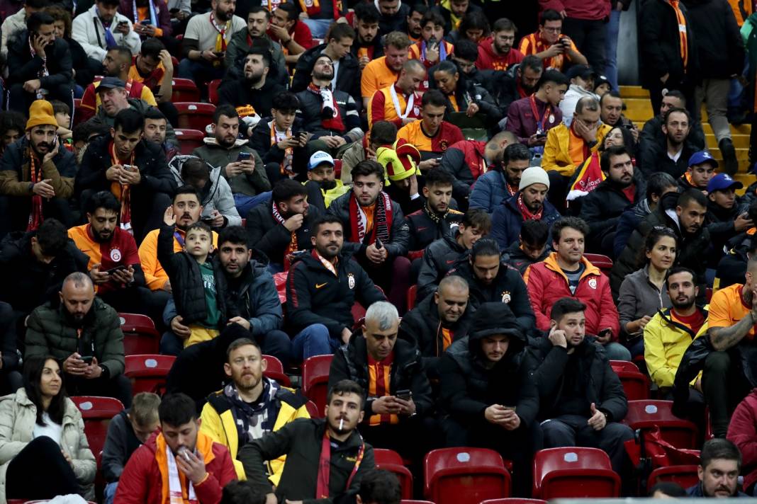 Galatasaray'ın muhteşem geri dönüşünden çok özel resimler: Tribünler şov yaptı 25